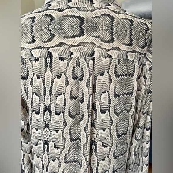 Express Portofino Button Down Blouse, Snakeskin print, Woman’s size Medium - Picture 6 of 7